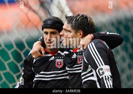 Alecko Eskandarian, Christian Gomez e Jaime Moreno (L-R) festeggiano dopo il gol di Moreno contro il Chivas USA durante una partita di Major League Soccer all'RFK Stadium di Washington, DC l'8 aprile 2006. Solo per uso editoriale. Uso commerciale vietato. Foto Stock