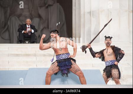 28 agosto 2013 - Washington, DC, USA - i ballerini Maori della Destiny Church, nuova Zelanda, si esibiscono come il Rev. Joseph Lowery gode della performance sullo sfondo durante la cerimonia del Let Freedom Ring per commemorare il 50° anniversario della marcia su Washington per il lavoro e la libertà al Lincoln Memorial di Washington, D.C., mercoledì 28 agosto 2013. (Immagine di credito: © Andre Chung/MCT/ZUMAPRESS.com) Foto Stock