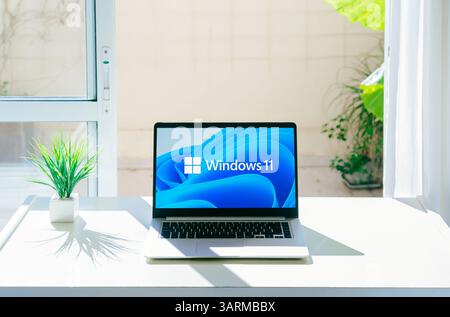 Logo Windows 11 sullo schermo del notebook. Il sistema operativo Microsoft più diffuso. Rosario, Argentina - 17 aprile 2025 Foto Stock