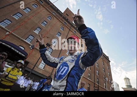 1 settembre 2013 - Baltimora, MD, USA - Simon Pagenaud, vincitore del Gran Premio di Baltimora 2013, festeggia dopo essere uscito dalla sua gara Schmidt Hamilton alla pit Lane di Baltimora, Maryland, domenica 1 settembre 2013. (Immagine di credito: © Kenneth K. Lam/MCT/ZUMAPRESS.com) Foto Stock