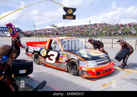 01 settembre 2013 - Canadian Tire Motorsports Park, Ontario, Canada - Ty Dillon, Chevrolet Bass Pro Shops - Tracker Boats pit stop durante la gara (Credit Image: © Leon Switzer/ZUMAPRESS.com) Foto Stock