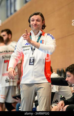 Eisenach, Germania. 17 aprile 2025. Johannes Sellin (allenatore, HC Erlangen) GER, ThSV Eisenach gegen HC Erlangen, Handball, Daikin 1. Handballbundesliga, 26.Spieltag, Saison 2024/2025, 17.04.2025 foto: Eibner-Pressefoto/Martin Herbst credito: dpa/Alamy Live News Foto Stock