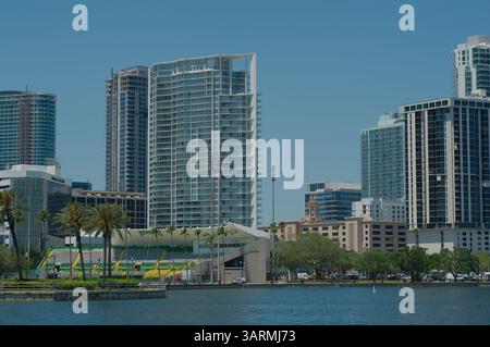 Vista dall'Albert Whitted Playground di St. Petersburg, Florida. Esplorate un vivace skyline urbano con alti edifici contemporanei e lussureggianti palme Foto Stock