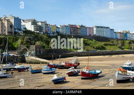 Tenby (gallese: Dinbych-y-pysgod, lett. "Fortlet of the fish") è una città e comunità di mare nella contea di Pembrokeshire, Galles. Foto Stock