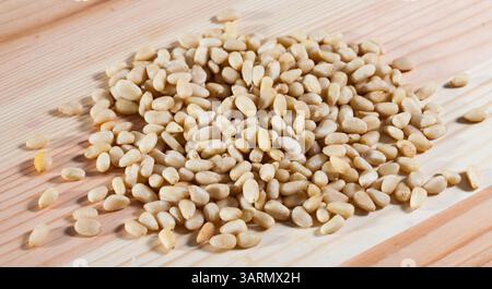 Foto di mix di pinoli crudi sulla scrivania in legno Foto Stock