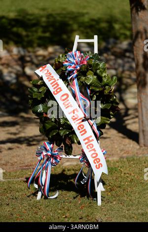 12 ottobre 2013 - Clemson, SC, U. S - Un memoriale fuori dallo stadio prima di una partita di football NCAA tra i Boston College Eagles e i Clemson Tigers al Memorial Stadium ''Death Valley'' di Clemson, South Carolina. (Immagine di credito: © Shane Roper/ZUMAPRESS.com) Foto Stock