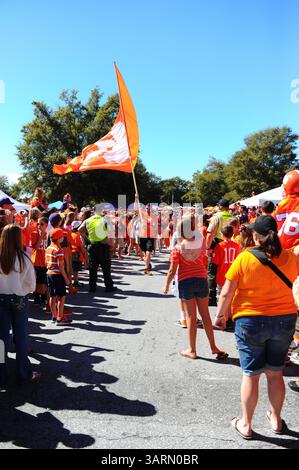 12 ottobre 2013 - Clemson, SC, U. S - i tifosi si riuniscono per la Tiger Walk prima di una partita di football NCAA tra i Boston College Eagles e i Clemson Tigers al Memorial Stadium ''Death Valley'' di Clemson, South Carolina. (Immagine di credito: © Shane Roper/ZUMAPRESS.com) Foto Stock