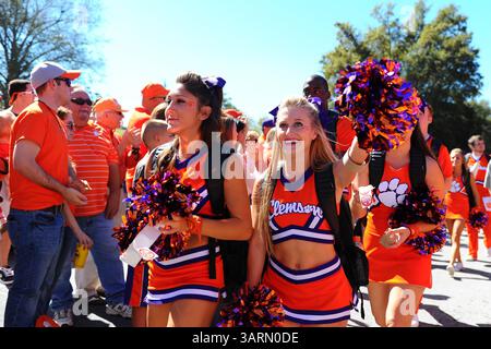 12 ottobre 2013 - Clemson, SC, U. S - le cheerleader Clemson camminano fino allo stadio nella Tiger Walk prima di una partita di football NCAA tra i Boston College Eagles e i Clemson Tigers al Memorial Stadium ''Death Valley'' a Clemson, South Carolina. (Immagine di credito: © Shane Roper/ZUMAPRESS.com) Foto Stock