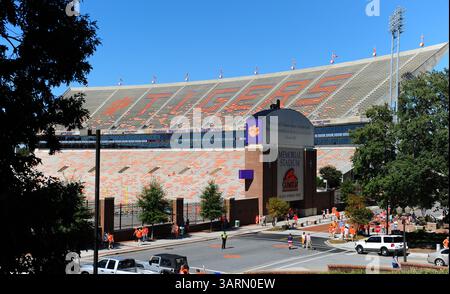 12 ottobre 2013 - Clemson, SC, U. S - Una vista del Memorial Stadium prima di una partita di football NCAA tra i Boston College Eagles e i Clemson Tigers al Memorial Stadium ''Death Valley'' a Clemson, South Carolina. (Immagine di credito: © Shane Roper/ZUMAPRESS.com) Foto Stock