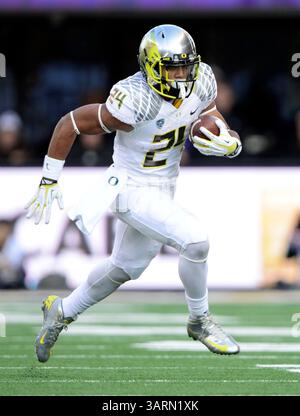 12 ottobre 2013..il running back degli Oregon Ducks Thomas Tyner #24 in azione contro i Washington Huskies all'Husky Stadium di Seattle, WA..Oregon sconfigge Washington 45 - 24.George Holland / Cal Sport Media. (Immagine di credito: © George Holland/Cal Sport Media/ZUMAPRESS.com) Foto Stock