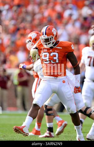 12 ottobre 2013 - Clemson, SC, U. S - il defensive end dei Clemson Tigers COREY CRAWFORD (93) reagisce dopo aver fatto una sosta nel primo tempo di una partita tra i Boston College Eagles e i Clemson Tigers al Memorial Stadium ''Death Valley'' di Clemson, South Carolina. (Immagine di credito: © Shane Roper/ZUMAPRESS.com) Foto Stock