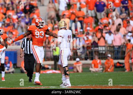 12 ottobre 2013 - Clemson, SC, U. S - il defensive end dei Clemson Tigers COREY CRAWFORD (93) reagisce dopo aver fatto una sosta nel primo tempo di una partita tra i Boston College Eagles e i Clemson Tigers al Memorial Stadium ''Death Valley'' di Clemson, South Carolina. (Immagine di credito: © Shane Roper/ZUMAPRESS.com) Foto Stock