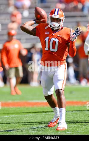 12 ottobre 2013 - Clemson, SC, U. S - il quarterback dei Clemson Tigers TAJH BOYD (10) si scalda prima della partita tra i Boston College Eagles e i Clemson Tigers al Memorial Stadium ''Death Valley'' di Clemson, South Carolina. (Immagine di credito: © Shane Roper/ZUMAPRESS.com) Foto Stock