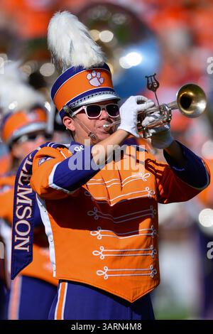 12 ottobre 2013 - Clemson, SC, U. S - Un membro della band dei Clemson Tiger prima della partita tra i Boston College Eagles e i Clemson Tigers al Memorial Stadium ''Death Valley'' di Clemson, South Carolina. (Immagine di credito: © Shane Roper/ZUMAPRESS.com) Foto Stock