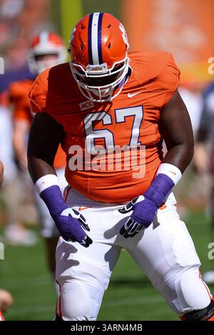 12 ottobre 2013 - Clemson, SC, U. S - la guardia dei Clemson Tigers KALON DAVIS (67) si scalda prima della partita tra i Boston College Eagles e i Clemson Tigers al Memorial Stadium ''Death Valley'' di Clemson, South Carolina. (Immagine di credito: © Shane Roper/ZUMAPRESS.com) Foto Stock