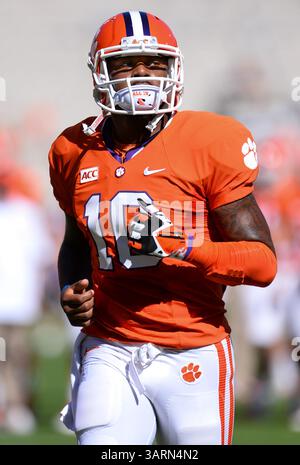 12 ottobre 2013 - Clemson, SC, U. S - il quarterback dei Clemson Tigers TAJH BOYD (10) si scalda prima della partita tra i Boston College Eagles e i Clemson Tigers al Memorial Stadium ''Death Valley'' di Clemson, South Carolina. (Immagine di credito: © Shane Roper/ZUMAPRESS.com) Foto Stock