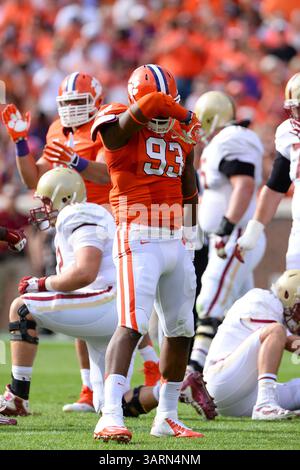 12 ottobre 2013 - Clemson, SC, U. S - il defensive end dei Clemson Tigers COREY CRAWFORD (93) reagisce dopo un sack nel primo tempo di una partita tra i Boston College Eagles e i Clemson Tigers al Memorial Stadium ''Death Valley'' di Clemson, South Carolina. (Immagine di credito: © Shane Roper/ZUMAPRESS.com) Foto Stock