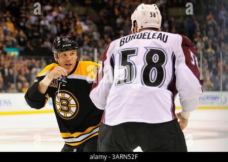 13 ottobre 2013 - Boston, Massachusetts, Stati Uniti - 10 ottobre 2013 - Boston, Massachusetts, Stati Uniti - 10 ottobre 2013 - Boston, Massachusetts, Stati Uniti - Boston Bruins ala destra Shawn Thornton (22) combatte con Colorado Avalanche ala sinistra Patrick Bordeleau (58) durante la partita NHL tra Colorado Avalanche e Boston Bruins tenutasi al TD Garden di Boston Massachusetts. Il punteggio finale dopo 3 periodi Avalanche 2 Bruins 0 Eric Canha/CSM. (Immagine di credito: (Immagine di credito: © Eric Canha/Cal Sport Media/ZUMAPRESS.com) Foto Stock