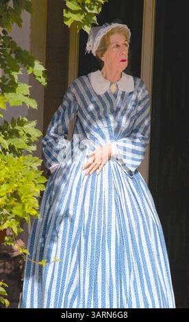 13 ottobre 2013 - Tarrytown, New York, U. S - MS. BRIDGES, uno degli interpreti in costume che conduce tour di Sunnyside, "The Legend of Sleepy Hollow", la storica casa dell'autore Washington Irving nella Hudson Valley, attende all'ingresso della casa per il prossimo gruppo di visitatori. Il tour attuale si chiama ''The Legend Behind the 'Legend' (immagine di credito: © Staton Rabin/ZUMAPRESS.com) Foto Stock