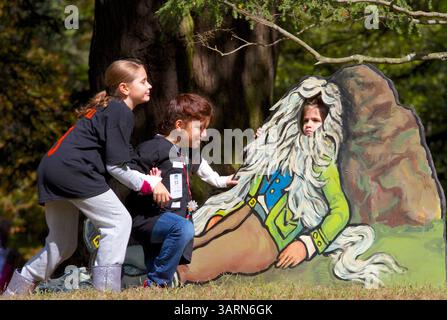 13 ottobre 2013 - Tarrytown, New York, U. S - i visitatori della casa dell'autore della Hudson Valley di Washington Irving, Sunnyside, per i tour della stagione di Halloween chiamati ''The Legend Behind the 'Legend''', si divertono a far parte di gigantesche figure ritagliate dei famosi personaggi di Irving, tra cui il Cavaliere senza testa, la gru Ichabod e (qui mostrato) Rip Van Winkle. (Immagine di credito: © Staton Rabin/ZUMAPRESS.com) Foto Stock