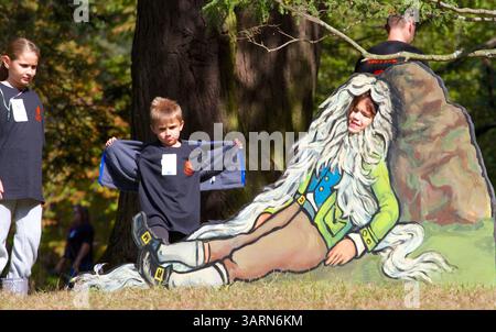 13 ottobre 2013 - Tarrytown, New York, U. S - i visitatori della casa dell'autore della Hudson Valley di Washington Irving, Sunnyside, per i tour della stagione di Halloween chiamati ''The Legend Behind the 'Legend''', si divertono a far parte di gigantesche figure ritagliate dei famosi personaggi di Irving, tra cui il Cavaliere senza testa, la gru Ichabod e (qui mostrato) Rip Van Winkle. (Immagine di credito: © Staton Rabin/ZUMAPRESS.com) Foto Stock