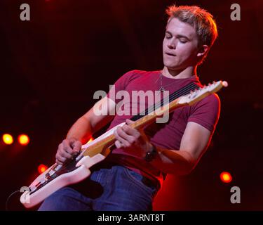 5 luglio 2012 - Milwaukee, Wisconsin, Stati Uniti - HUNTER HAYES si esibisce con la sua band al Summerfest di Milwaukee, Wisconsin. (Immagine di credito: © Daniel DeSlover/ZUMAPRESS.com) Foto Stock