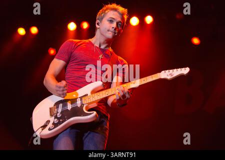 5 luglio 2012 - Milwaukee, Wisconsin, Stati Uniti - HUNTER HAYES si esibisce con la sua band al Summerfest di Milwaukee, Wisconsin. (Immagine di credito: © Daniel DeSlover/ZUMAPRESS.com) Foto Stock