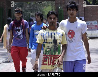 NUOVA DELHI, INDIA - 5 GIUGNO: Studenti durante il processo di ammissione per i nuovi corsi di laurea quadriennali per l'anno accademico 2013-14 presso l'Università di Delhi il 5 giugno 2013 a nuova Delhi. (Immagine di credito: © India Today/ZUMAPRESS.com) Foto Stock