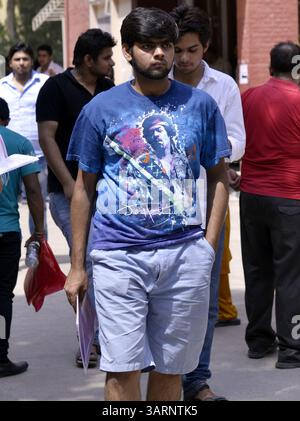 NUOVA DELHI, INDIA - 5 GIUGNO: Studenti durante il processo di ammissione per i nuovi corsi di laurea quadriennali per l'anno accademico 2013-14 presso l'Università di Delhi il 5 giugno 2013 a nuova Delhi. (Immagine di credito: © India Today/ZUMAPRESS.com) Foto Stock