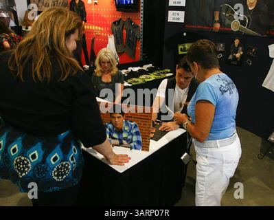 7 giugno 2013 - Nashville, Tennessee, U. S - TAYLER LYNCH firma autografi alla fan Fair X durante il CMA Fest. Il festival di musica country della durata di quattro giorni attira ogni giorno oltre 65.000 fan per assistere alle esibizioni di artisti su più palcoscenici in tutto il centro di Nashville. (Immagine di credito: © Wes Hight/ZUMAPRESS.com) Foto Stock