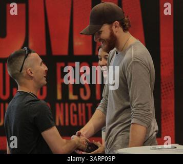 7 giugno 2013 - Nashville, Tennessee, U. S - ERIC PAISLEY firma autografi alla fan Fair X durante il CMA Fest. Il festival di musica country della durata di quattro giorni attira ogni giorno oltre 65.000 fan per assistere alle esibizioni di artisti su più palcoscenici in tutto il centro di Nashville. (Immagine di credito: © Wes Hight/ZUMAPRESS.com) Foto Stock