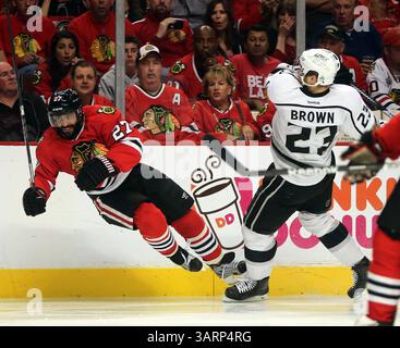 8 giugno 2013 - Chicago, il, USA - Dustin Brown (23) dei Los Angeles Kings invia Johnny Oduya (27) dei Chicago Blackhawks nel secondo periodo in gara 5 delle finali della Western Conference allo United Center di Chicago, Illinois, sabato 8 giugno 2013. (Immagine di credito: © Brian Cassella/MCT/ZUMAPRESS.com) Foto Stock
