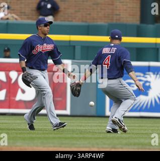 8 giugno 2013 - Detroit, mi, USA - i Cleveland Indians lasciarono l'esterno Michael Brantley, a sinistra, e l'interbase Mike Aviles lasciarono cadere un volo da Omar Infante dei Detroit Tigers nel terzo inning al Comerica Park di Detroit, Michigan, sabato 8 giugno 2013. Detroit ha vinto, 6-4. (Immagine di credito: © Julian H. Gonzalez/MCT/ZUMAPRESS.com) Foto Stock