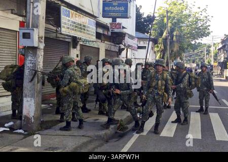 10 settembre 2013 - Zamboanga, Filippine - i soldati filippini occupano una strada durante gli scontri in corso nella città di Zamboanga, Filippine meridionali, 10 settembre 2013. Sei persone sono state uccise e sono state ferite in uno scontro tra le truppe governative e i ribelli musulmani nelle Filippine meridionali. Le attività commerciali furono chiuse e fu messo in atto un coprifuoco dopo uno scontro pre-alba tra una pattuglia della marina e diverse barche che trasportavano ribelli del fronte di Liberazione Nazionale Moro (MNLF) vicino alla città di Zamboanga. (Immagine di credito: © Erel Cabatbat/TV5/ZUMAPRESS.com) Foto Stock