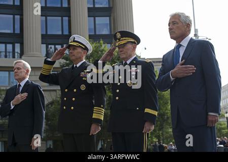 17 settembre 2013 - Washington, Distretto di Columbia, Stati Uniti - il Segretario alla difesa degli Stati Uniti CHUCK HAGEL e il Presidente del Joint Chiefs of staff generale MARTIN DEMPSEY stanno in piedi con il Capo delle operazioni navali ammiraglio JONATHAN GREENERT e il Segretario della Marina RAY MABUS mentre i rubinetti vengono giocati durante una cerimonia di posa delle ghirlande al Navy Memorial. I leader della difesa tennero la piccola cerimonia per ricordare le 12 vittime della sparatoria a Navy Yard. (Immagine di credito: © Erin A Kirk-Cuomo/DOD/ZUMAPRESS.com) Foto Stock