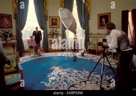 1 febbraio 1981. Washington, DC, USA. Il fotografo presidenziale MICHAEL EVANS fotografa RONALD WILSON REAGAN e sua moglie NANCY REAGAN per il ritratto ufficiale del presidente alla Casa Bianca. (Immagine di credito: Michael Evans/ZUMAPRESS.com) Foto Stock