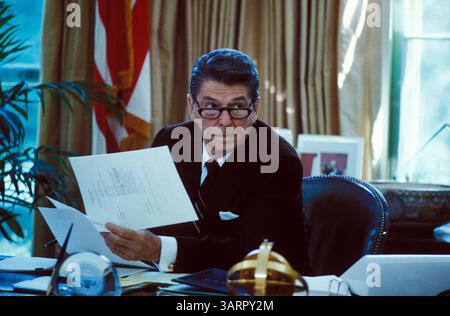 18 dicembre 2003; Washington, DC, USA; FOTO DEL FILE (data sconosciuta): 40° presidente degli Stati Uniti (1981-89) RONALD WILSON REAGAN che lavora in offie alla Casa Bianca. Reagan come presidente. Nato il 6 febbraio 1911 a Tampico, Illinois. (Immagine di credito: Michael Evans/ZUMAPRESS.com) Foto Stock