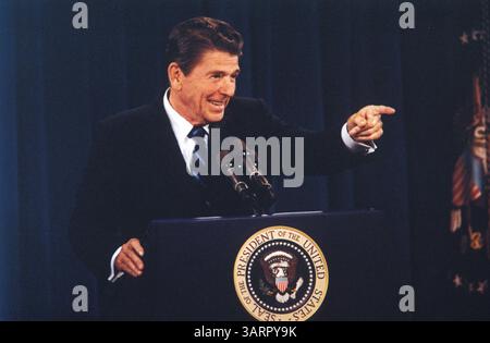 16 giugno 1981; Washington, DC, USA; 40° presidente degli Stati Uniti (1981-89) RONALD WILSON REAGAN che tiene una conferenza stampa nella sala 450 dell'Old Executive Office Building. (Immagine di credito: Michael Evans/ZUMAPRESS.com) Foto Stock
