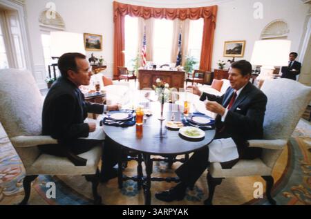 Circa 1980; Washington, DC, USA; (data esatta sconosciuta): 40° presidente degli Stati Uniti (1981-89) RONALD WILSON REAGAN che tiene un pranzo. (Immagine di credito: Michael Evans/ZUMAPRESS.com) Foto Stock
