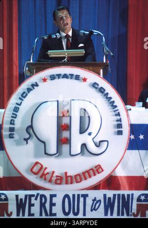 18 dicembre 2003; Washington, DC, USA; FOTO DEL FILE (data sconosciuta): 40° presidente degli Stati Uniti (1981-89) RONALD WILSON REAGAN . Reagan come presidente che teneva un discorso al Comitato di Stato Repubblicano, Oklahoma, sul "Were Out to Win". Nato il 6 febbraio 1911 a Tampico, Illinois. (Immagine di credito: Michael Evans/ZUMAPRESS.com) Foto Stock