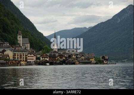 Vista panoramica dell'affascinante villaggio lacustre di Hallstatt, annidato nelle Alpi austriache, Foto Stock