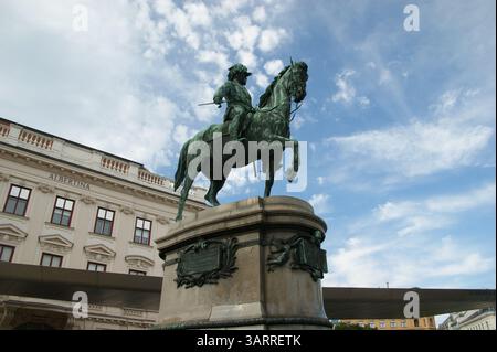 La statua equestre dell'Arciduca Alberto, un importante monumento fuori dal Museo Albertina di Vienna, Austria. Foto Stock