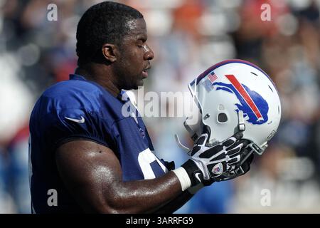 30 luglio 2013 - Rochester, New York, U. S - il defensive end dei Buffalo Bills CORBIN BRYANT (97) cammina da bordo campo durante una sessione mattutina di allenamento al St. John Fisher College di Rochester, NY. (Credit Image: © Michael Johnson/ZUMAPRESS.com) Foto Stock