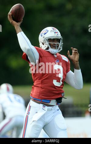 30 luglio 2013 - Rochester, New York, U. S - il quarterback dei Buffalo Bills EJ Manuel (3) fa il tifo da tasca durante una sessione mattutina di training camp al St. John Fisher College di Rochester, NY. (Immagine di credito: © Michael Johnson/ZUMAPRESS.com) Foto Stock