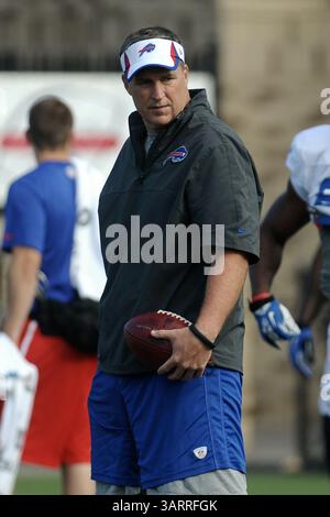 30 luglio 2013 - Rochester, New York, U. S - il capo-allenatore dei Buffalo Bills DOUG MARRONE guarda le esercitazioni durante una sessione mattutina di training camp al St. John Fisher College di Rochester, NY. (Immagine di credito: © Michael Johnson/ZUMAPRESS.com) Foto Stock