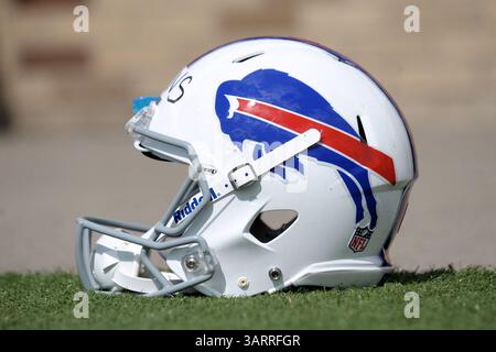 30 luglio 2013 - Rochester, New York, U. S - Un casco dei Buffalo Bills si trova a bordo campo durante una sessione mattutina di allenamento al St. John Fisher College di Rochester, NY. (Immagine di credito: © Michael Johnson/ZUMAPRESS.com) Foto Stock