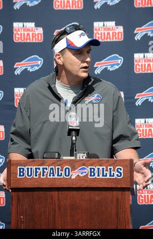 30 luglio 2013 - Rochester, New York, U. S - il capo-allenatore dei Buffalo Bills DOUG MARRONE si rivolge ai media dopo la sessione mattutina del training camp al St. John Fisher College di Rochester, NY. (Credit Image: © Michael Johnson/ZUMAPRESS.com) Foto Stock