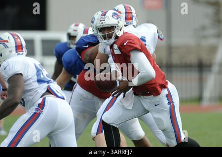 30 luglio 2013 - Rochester, New York, U. S - il quarterback dei Buffalo Bills EJ MANUEL (3) si appresta a fare il passaggio durante una sessione mattutina di training camp al St. John Fisher College di Rochester, NY. (Immagine di credito: © Michael Johnson/ZUMAPRESS.com) Foto Stock