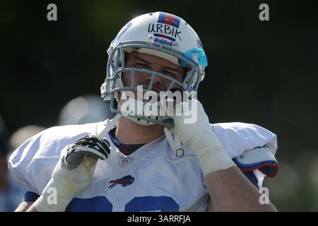 30 luglio 2013 - Rochester, New York, U. S - Buffalo Bills guardia KRAIG URBIK (60) regolare il casco durante una sessione mattutina di training camp al St. John Fisher College di Rochester, NY. (Immagine di credito: © Michael Johnson/ZUMAPRESS.com) Foto Stock