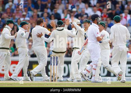 MANCHESTER, INGHILTERRA - 3 agosto: L'Australia celebra il wicket di Jonathan Trott fuori dal bowling di Ryan Harris durante il terzo giorno dell'Investec Ashes 3rd test match all'Old Trafford Cricket Ground, il 3 agosto 2013 a Londra, Inghilterra. (Foto di Mitchell Gunn/ESPA)(immagine di credito: © ESPA Photo Agency/Cal Sport Media/ZUMAPRESS.com) Foto Stock